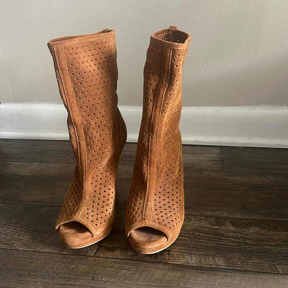 BCBGENERATION OPEN TOE BROWN SUEDE BOOTS SZ. 6
